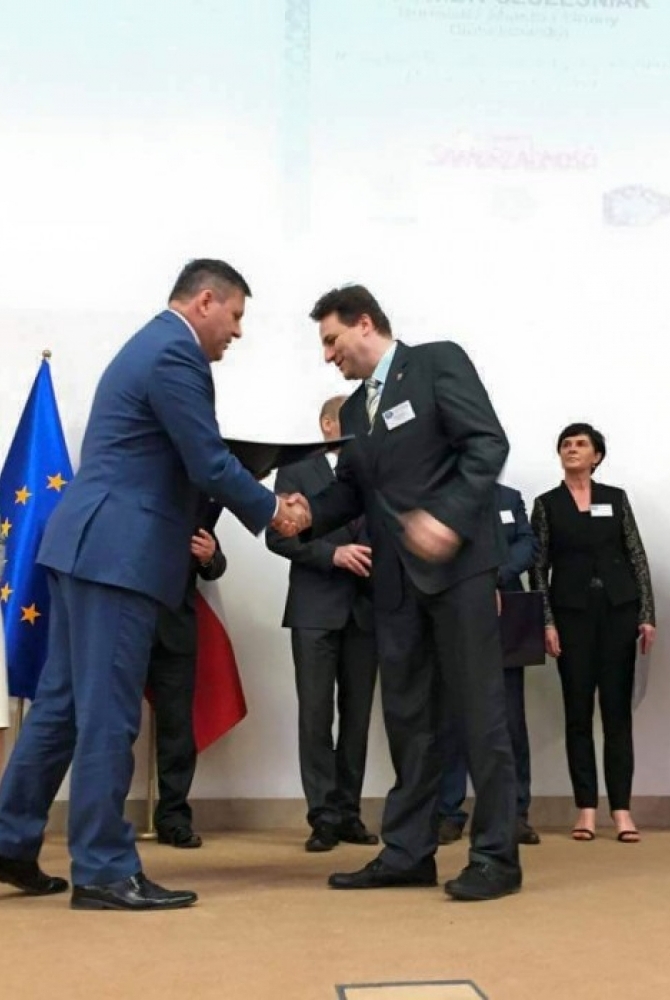 Piotr Zadrożny odbiera nagrodę