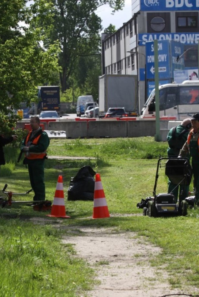 Pracownicy CIS sprzątający teren przy ul. Zegrzyńskiej