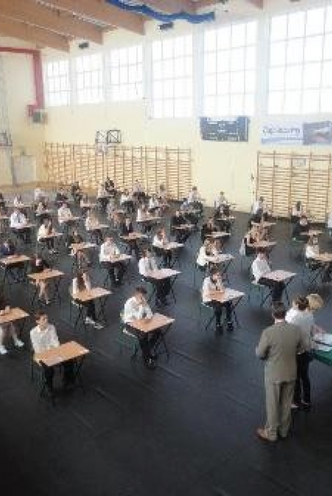 Gimnazjaliści w trakcie egzaminu w ZS1
