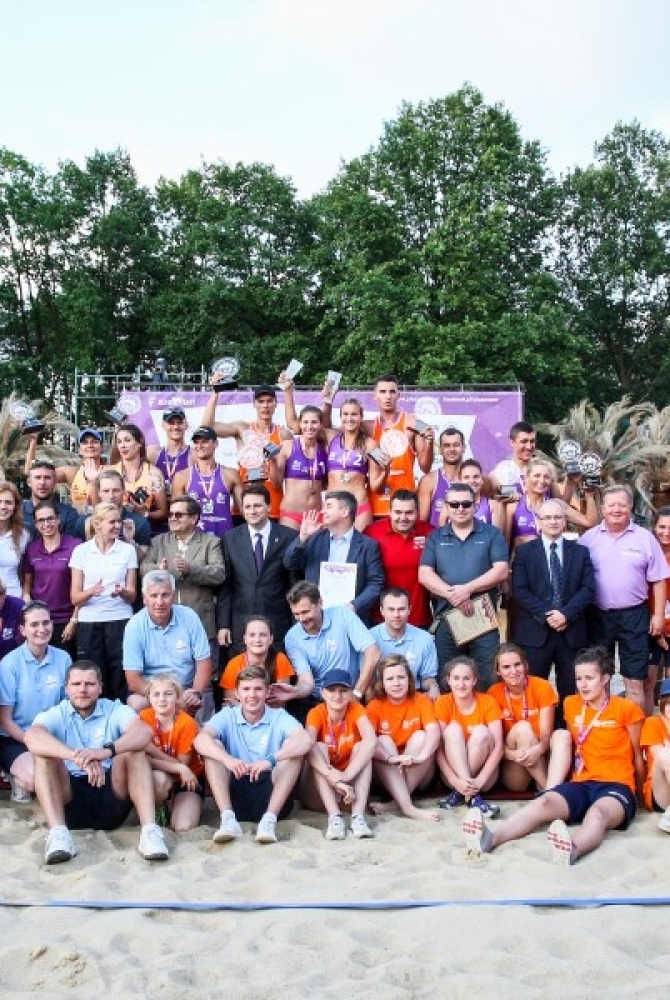 Zdjęcie:www.PlazaOpen.pl/ pamiątkowe zdjęcie zawodników i trenerów