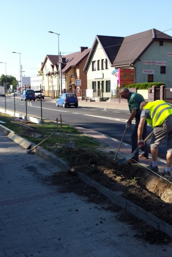 Pracownicy wymieniający ogrodzenie na legionowskim targu