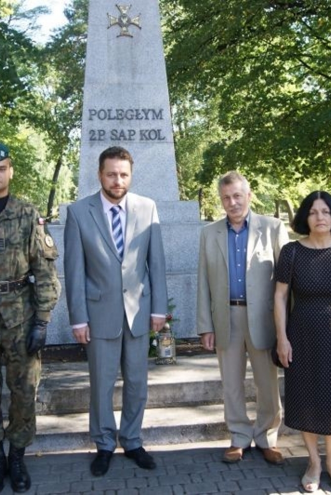 Delegacja złożyła kwiaty i zapaliła znicz pod pomnikiem saperów poległych w 1920 r. znajdującym się na terenie dawnych koszar.