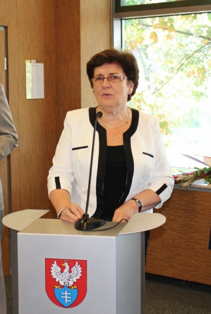 Po Lewej dyr. Krzysztof Wołejko, w środku Elżbieta Kiełbasińska Naczelink Wydziału Edukacji, po prawej Prezydent Miasta Roman Smogorzewski