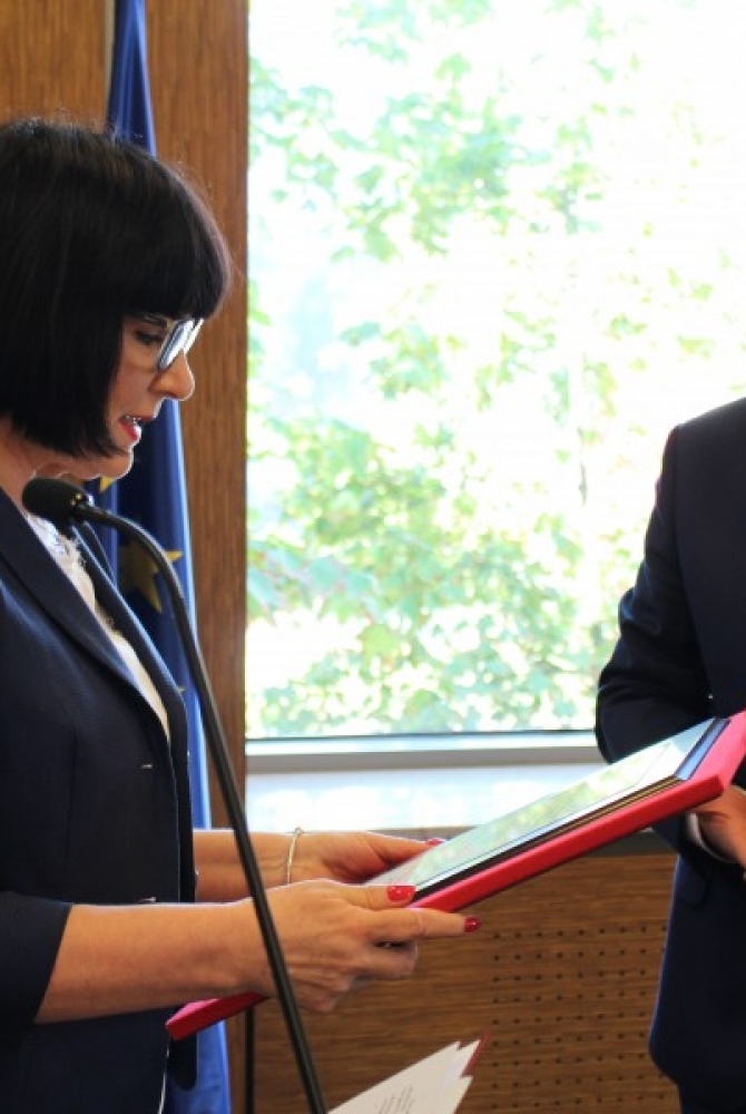 Prezydent odbiera certyfikat ISO