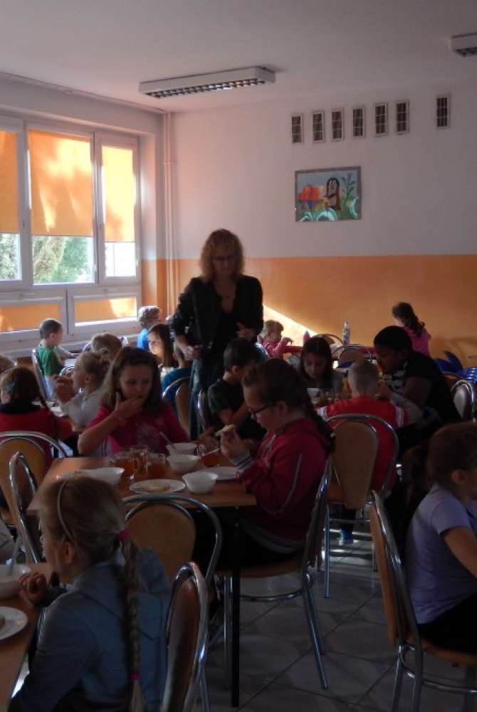 Zdjęcie: wspólne śniadanie w ZSnr 3