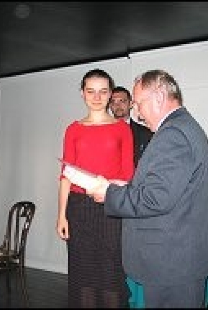 Nina Felczak przyjmuje nagrodę główną zdobytą w kategorii