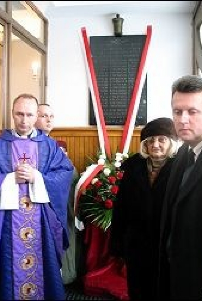 Złożenie kwiatów pod tablicą pamiątkową w Legionowie