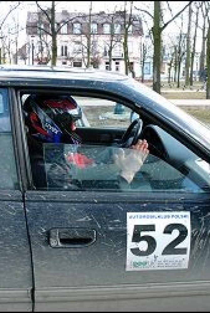 Pilot Jarosław Latosek przypomina kierowcy Krzysztofowi Szymańskiemu trasę legionowskiego odcinka