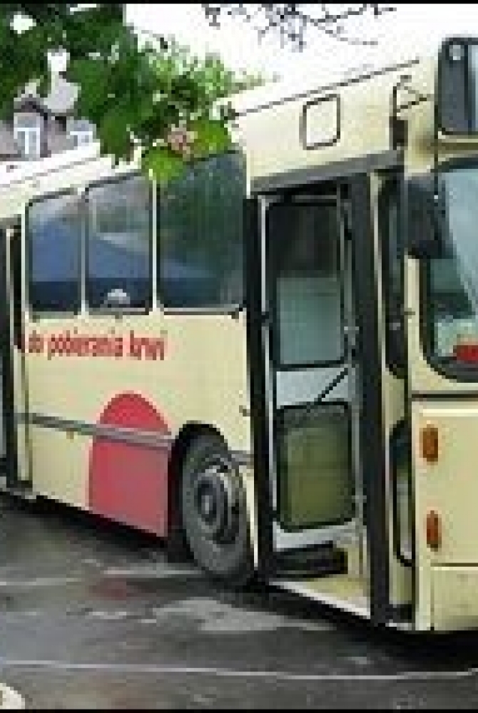 Autobus w którym oddawano honorowo krew na Rynku Miejskim