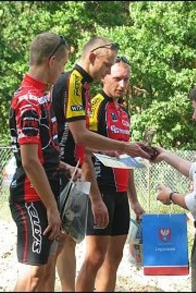 Zwycięzcom nagrody i upominki wręczał zastępca prezydenta Jan Grabiec