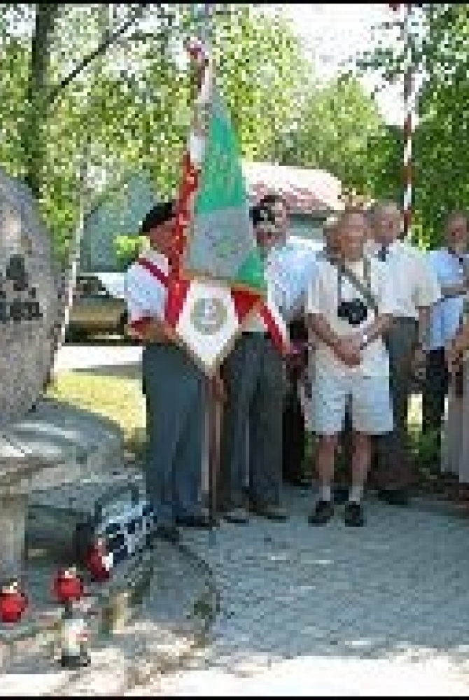 Pod pomnikiem sierpnia 1944
