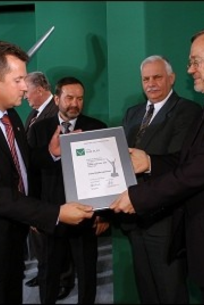 Certyfikat wręcza Andrzej Arendarski