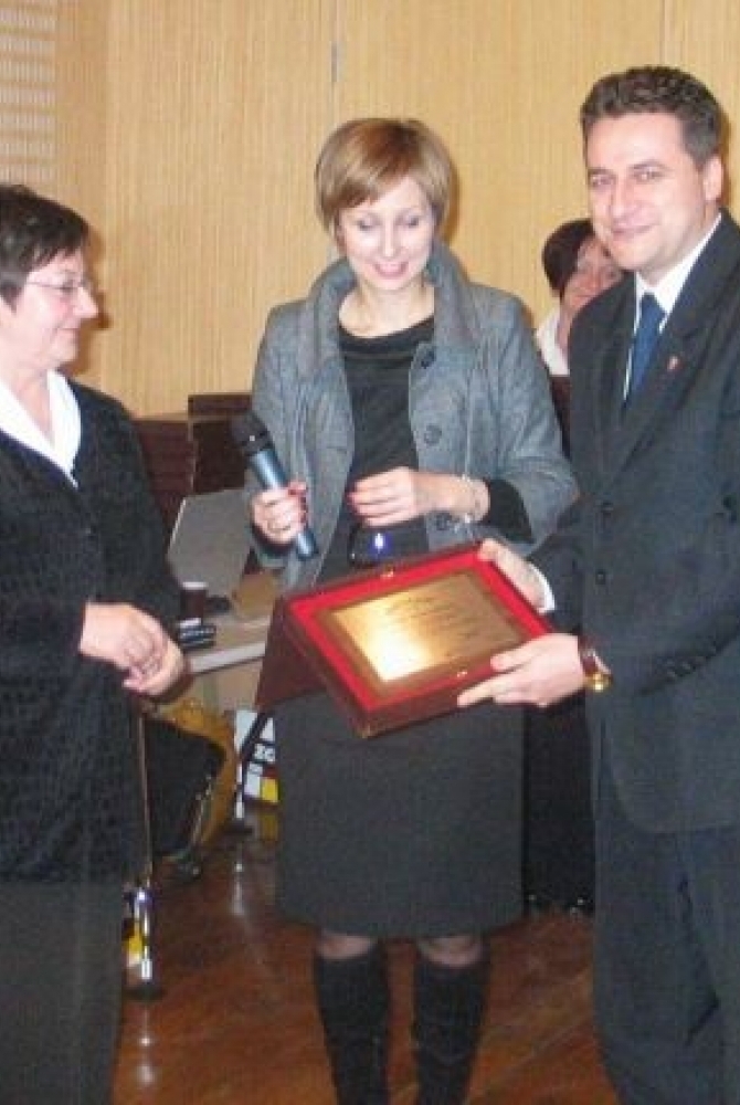 Niebieski kryształ - logo akcji „Przejrzysta Polska”  - jest rozpoznawalnym symbolem dążenia do poprawy funkcjonowania samorządu i jakości komunikacji z Mieszkańcami. Legionowianie mogą czuć sie dumni z posiadania tego prestiżowego wyróżnienia.
