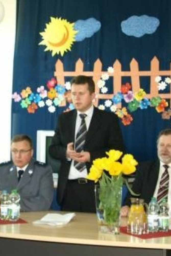 od lewej: Ryszard Gawkowski, Komendant Straży Miejskiej w Legionowie; podkomisarz Robert Stojak, Z-ca Komendanta ds. Prewencji KPP w Legionowie; Roman Smogorzewski, Prezydent Miasta Legionowo; Wiesław Szymczyk, Kierownik Oddziału Bezpieczeństwa Publicznego i Spraw Organizacyjnych w Wojewódzkim Urzędzie Mazowieckim; Katarzyna Chwała, starszy inspektor w ww. oddziale