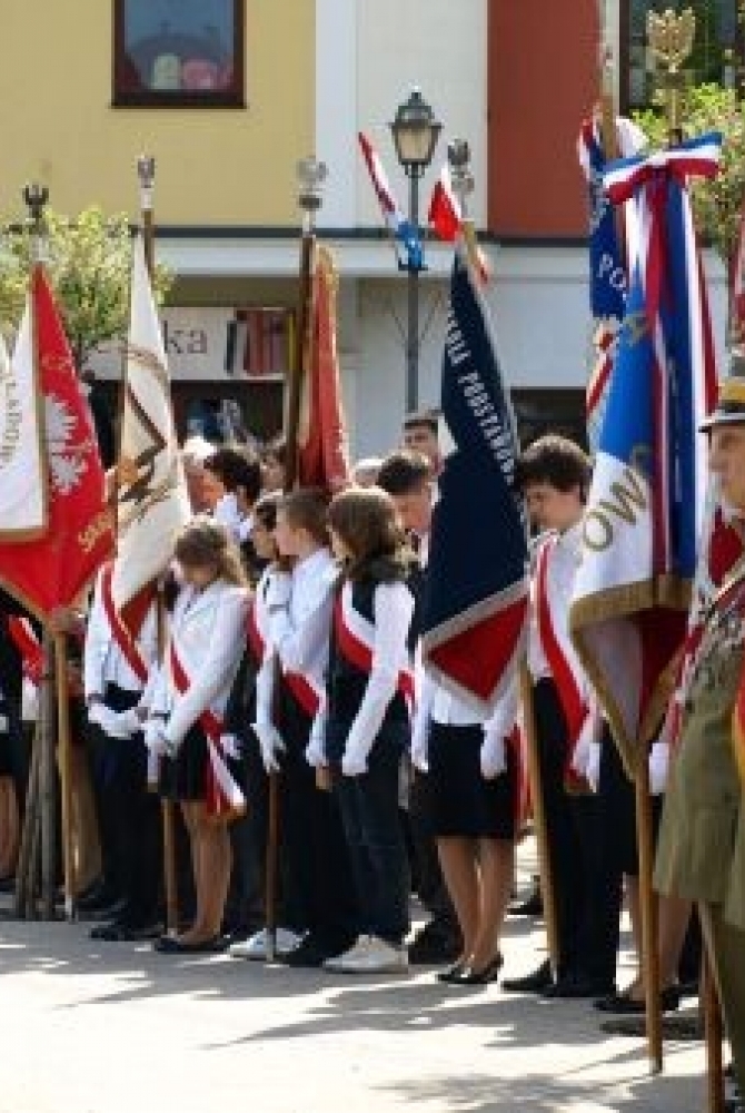 Poczty Sztandarowe podczas Mszy Świętej Polowej na Rynku Miejskim