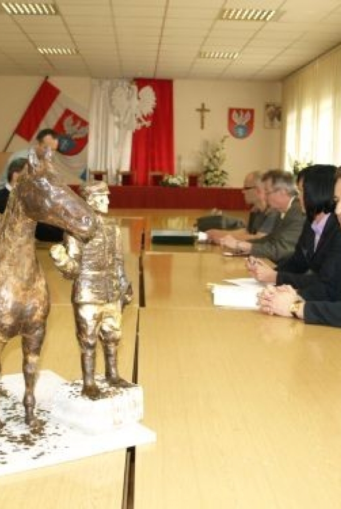 Na pierwszym planie makieta pomnika w skali 1:4