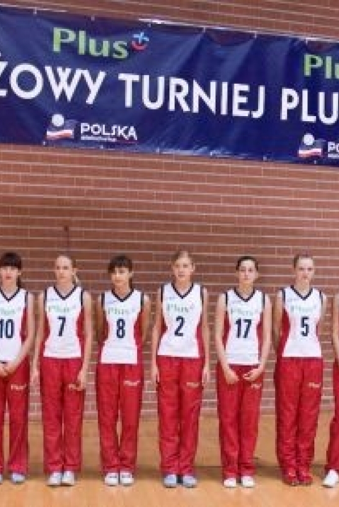 Drużyna siatkarska dziewcząt z Gimnazjum nr 4 w Legionowie  -  fot. M.Jędrzejewski.