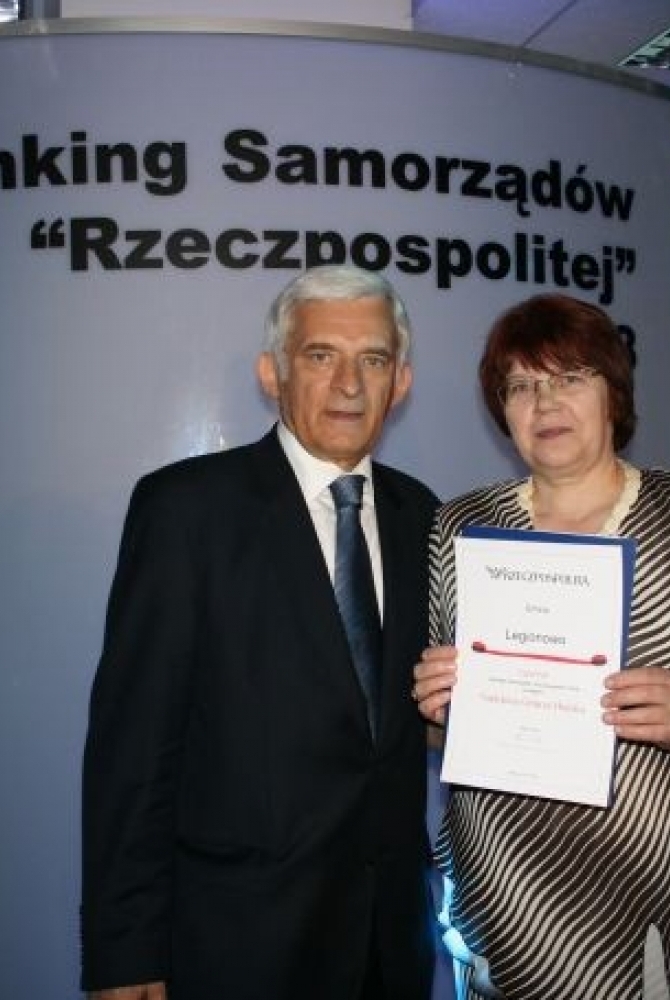 Danuta Szczepanik odebrała dyplom z rąk Jerzego Buzka