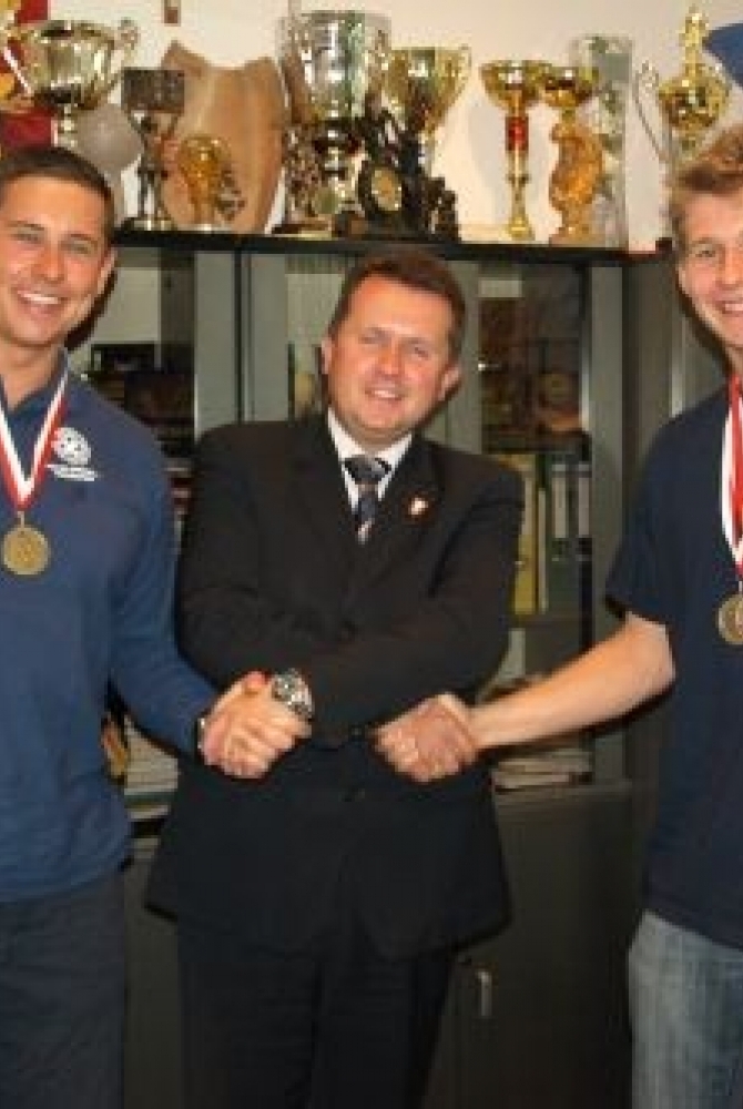 Roman Smogorzewski osobiście pogratulował Dawidowi Szulichowi (p) oraz  trenerowi UKS Delfin Legionowo-  Rafałowi Perl(l).
