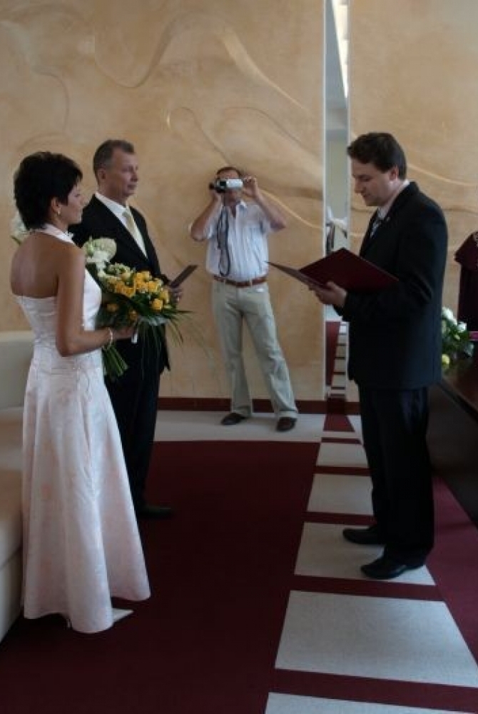 Zastępca Prezydenta Miasta Legionowo składający gratulacje nowożeńcom