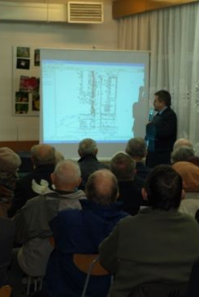 Zastępca Prezydenta Lucjan Chrzanowski przedstawia mieszkańcom plan przebudowy Al. Sybiraków