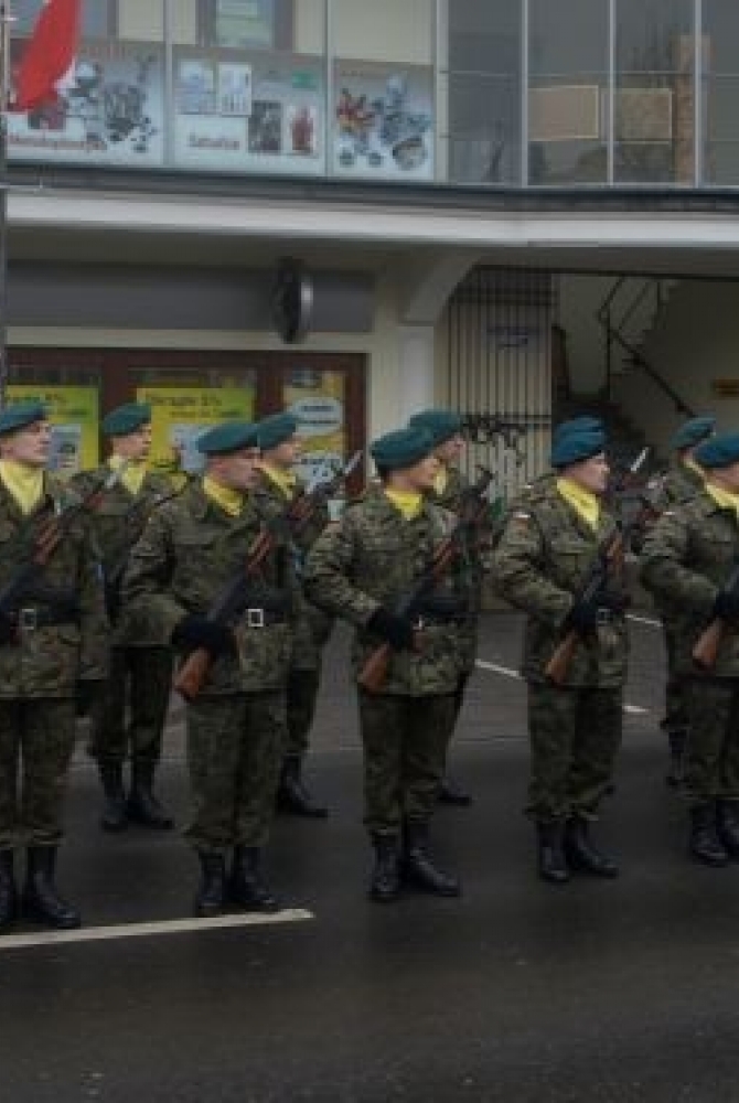 Pluton żołnierzy na ulicy marsz. J. Piłsudskiego
