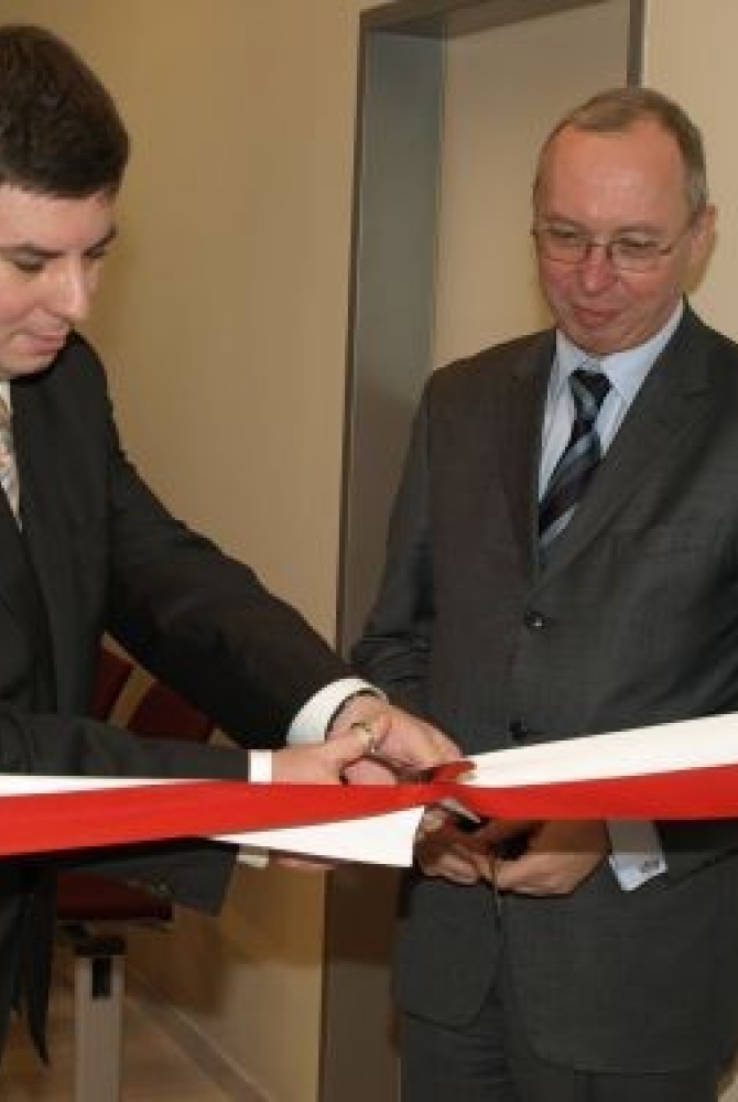 Uroczyste przecięcie wstęgi podczas otwarcia punktu paszportowego