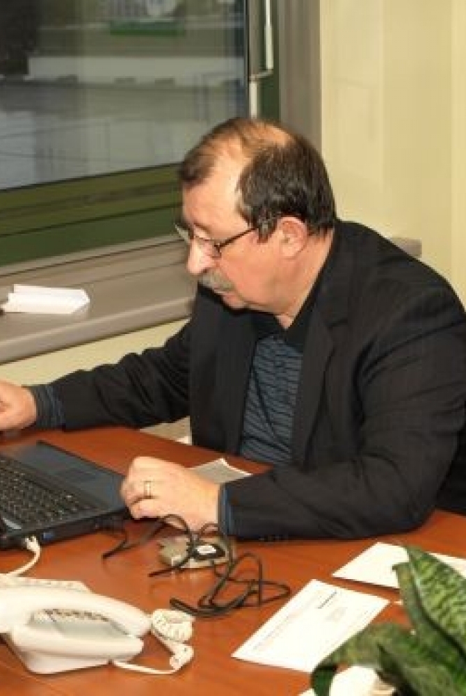 Wiesław Karnasiewicz po raz pierwszy podpisuje elektronicznie uchwałę