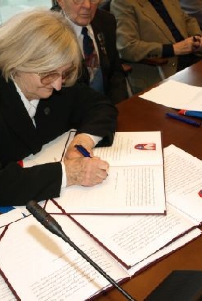 Por. Bronisława Mazur podpisuje Deklarację