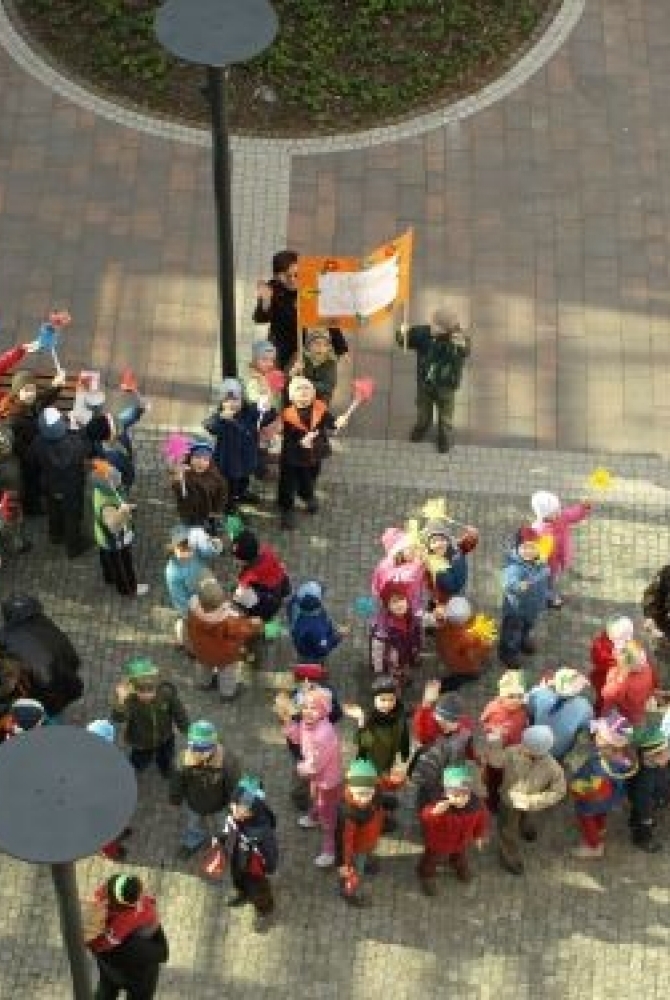 przedszkolaki przed legionowskim ratuszem
