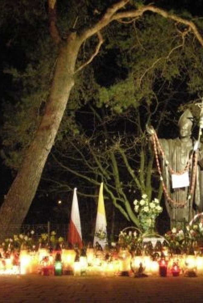 pod pomnikiem Jana Pawła II zapłonęły liczne dowody pamięci