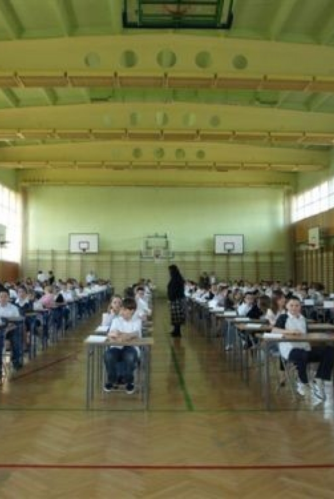 Uczniowie w czasie pisania testu
