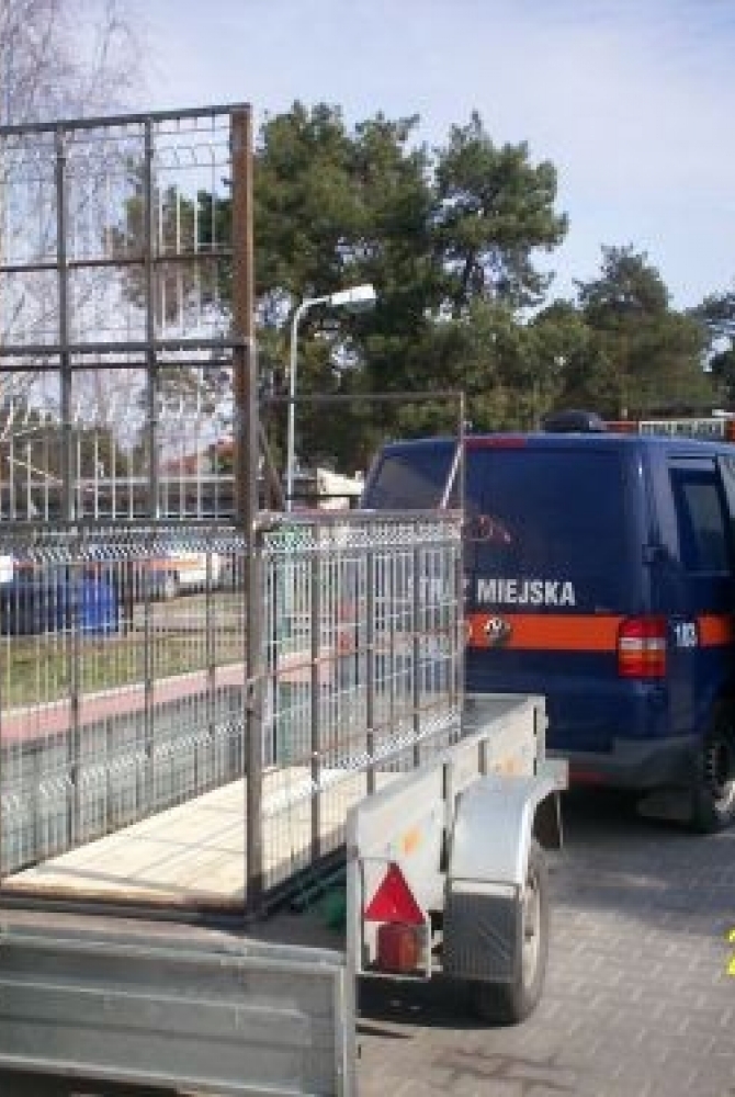 klatka będąca w dyspozycji straży miejskiej