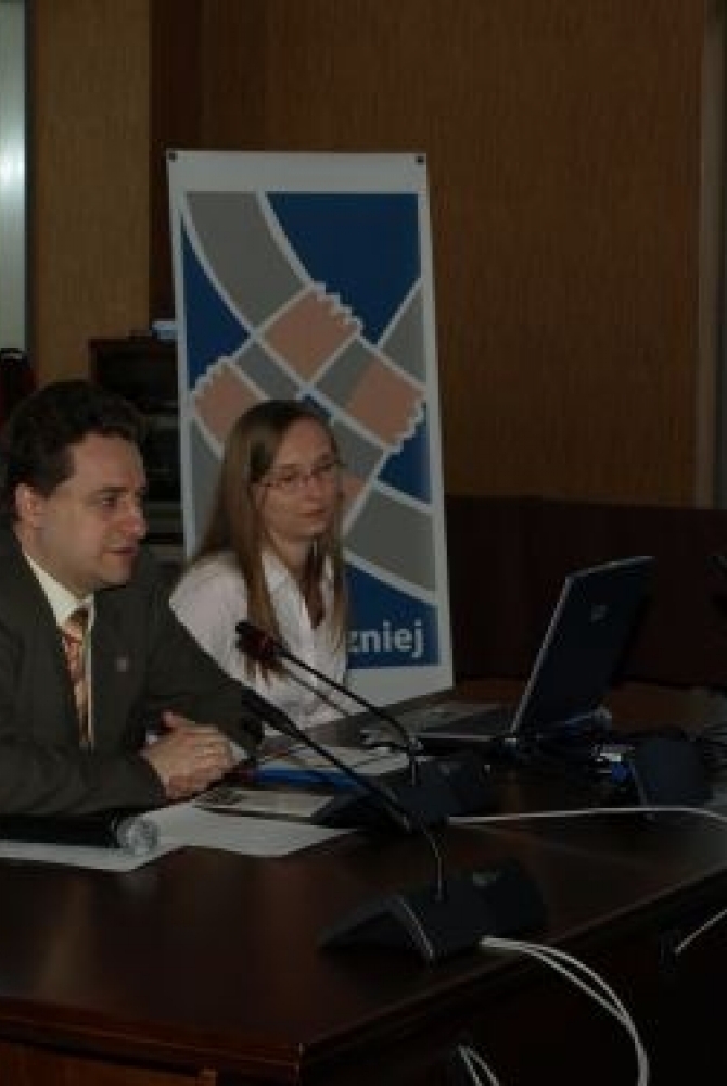 Gospodarze konferencji: Piotr Zadrożny - Zastępca Prezydenta Miasta Legionowo oraz Beata Tworus - przedstawiciel Straży Miejskiej w Legionowie