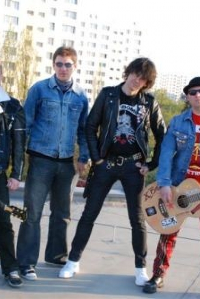 Artyści zespołu SEXBOMBA na dachu legionowskiego ratusza, fot. Krzysztof Pietrzak