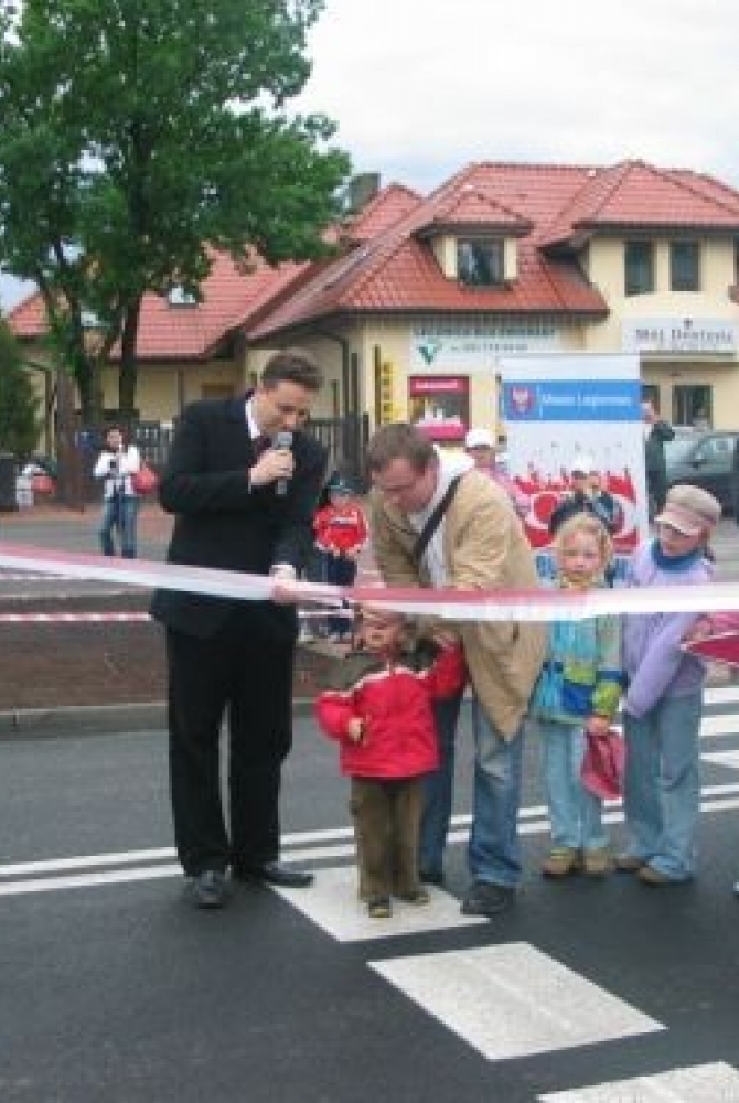 Zastępca Prezydenta Miasta Legionowo Piotr Zadrożny wraz z najmłodszymi mieszkańcami uroczyście otwiera zmodernizowaną ulicę