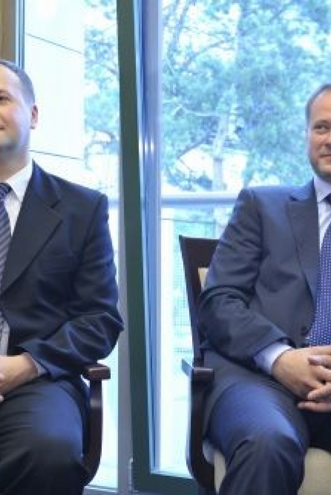 dr Jacek Szczepański i Artur Żmijewski tuż przed ceremonią nadania prestiżowych tytułów