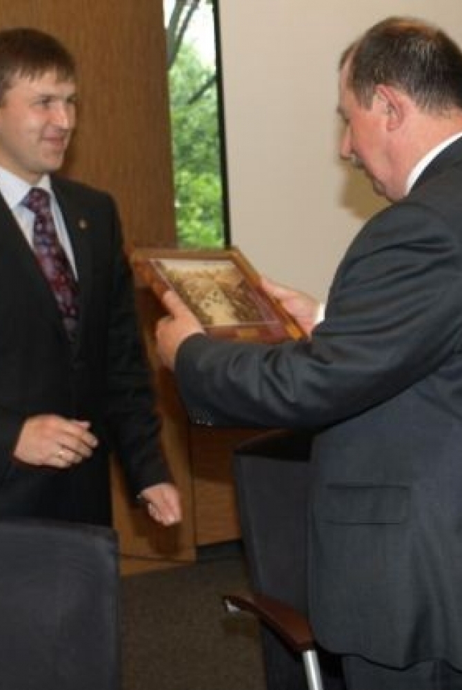 Sergij Koszaruk - Mer Kowla wręcza upominek Wiesławowi Karnasiewiczowi - Przewodniczącemu Rady Miasta Legionowo