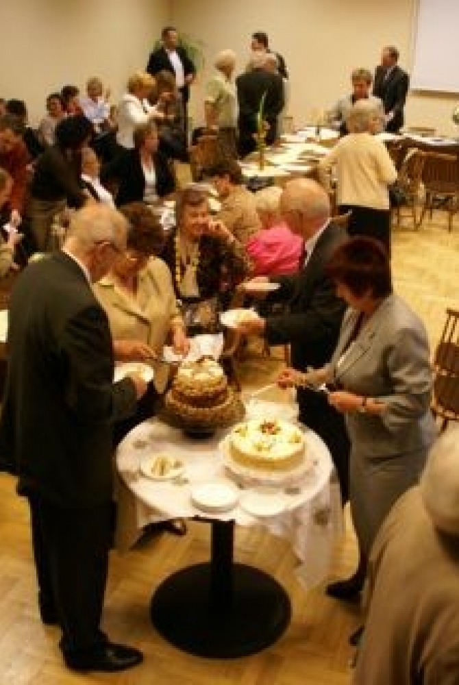 Uczestnicy obchodów podczas krojenia jubileuszowego tortu