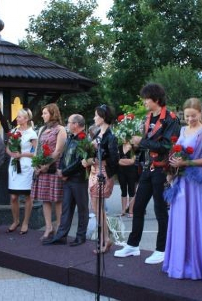 Od lewej: Monika Jarosińska, Roman Smogorzewski wraz z małżonką, Roma Hulewicz, Andrzej Krzywy wraz z żoną, Robert Szymański, Laura Łącz oraz Olaf Lubaszenko
