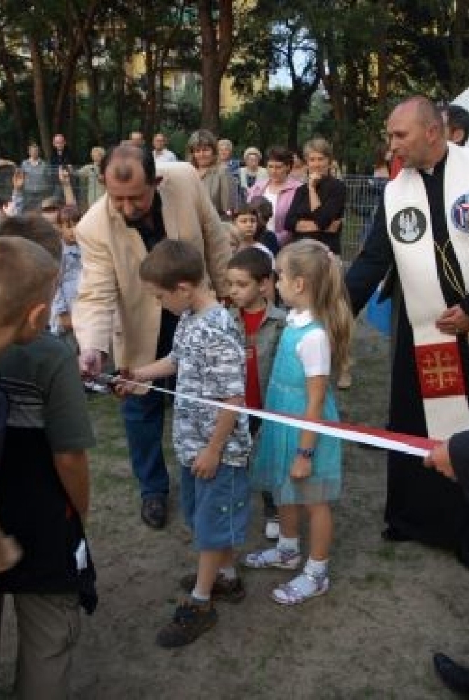 Wiesław Karnasiewicz - Przewodniczący Rady Miasta Legionowo wraz z najmłodszymi mieszkańcami dzielnicy Piaski dokonuje uroczystego otwarcia placu zabaw