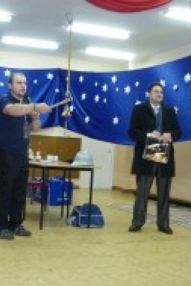 Tadeusz Sawicki i Piotr Zadrożny licytujący kalendarz legionowski
