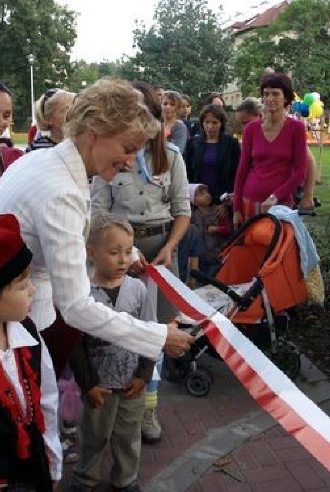Pani dyrektor przecina wstęgę