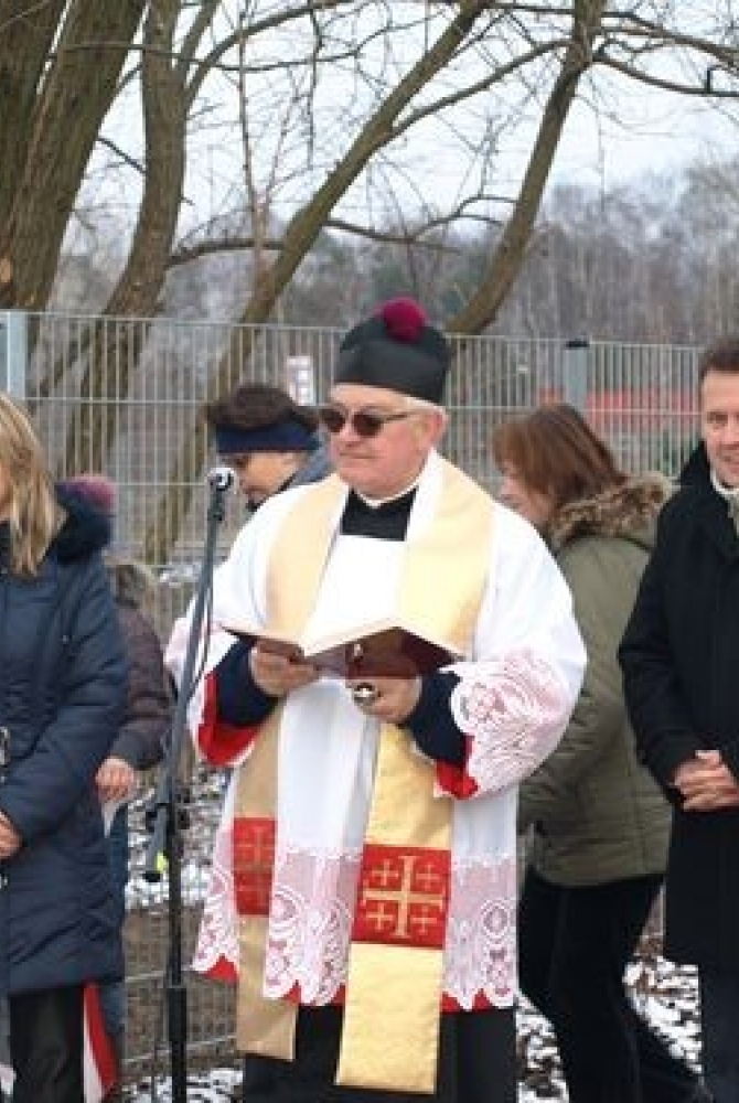 Ksiądz Och odprawia modlitwę przed poświęceniem Placu Zabaw
