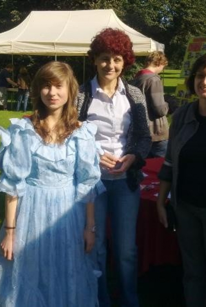 Na zdjęciu wicedyrektor Maria Serdeczna, p. Ewa Witecka i uczennica w stroju z epoki