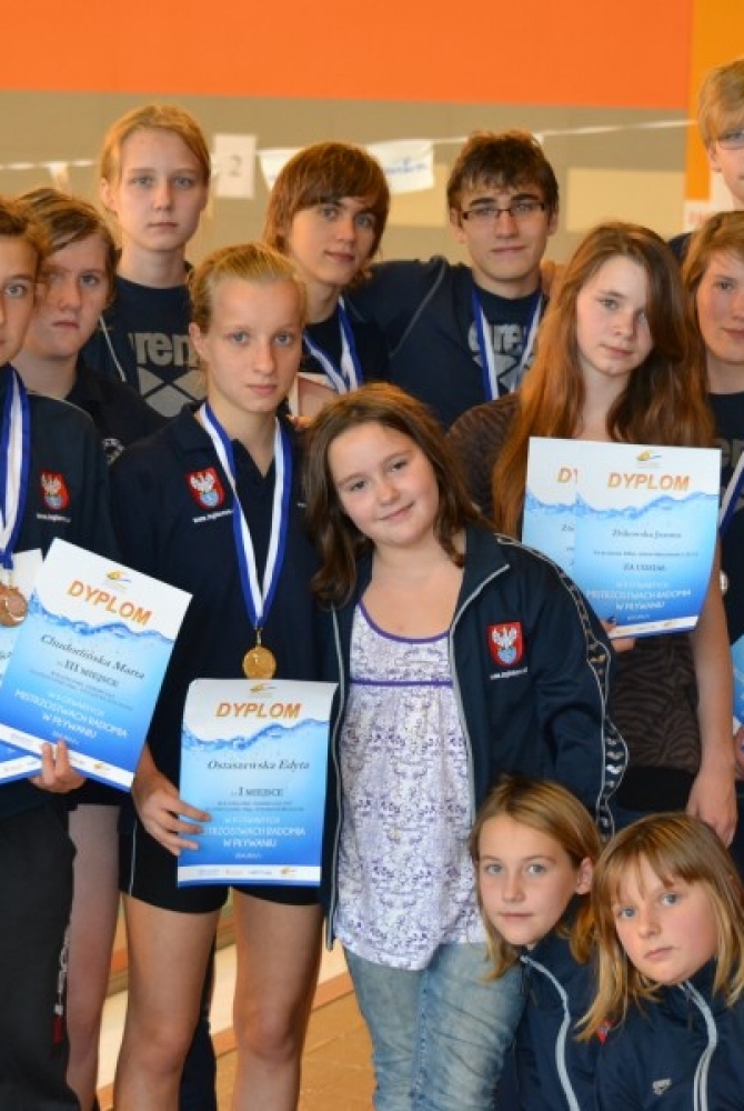 trener Daniel Kreps z podopiecznymi, od lewej: Marta Chudorlińska, Natalia Makowska, Urszula Jasiul, Ostaszewska Edyta, Aleks Strzeszewski, Dagmara Makowska, Igor Szulich, Joanna Żbikowska, Zuzanna Kalisiak, Krzysztof Żbikowski, Adrian Kaczmarczyk i na dole Kamińska Inga i Barbara Serafin.