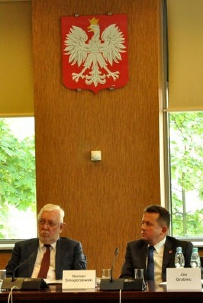 Prelegenci - od lewej: minister Waldemar Kuczyński, sędzia Jerzy Stępień, prezydent Roman Smogorzewski, starosta Jan Grabiec