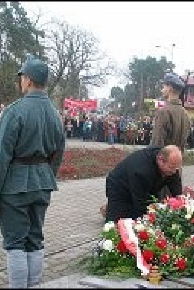Władze miasta składają wieniec pod pomnikiem Polski Walczącej