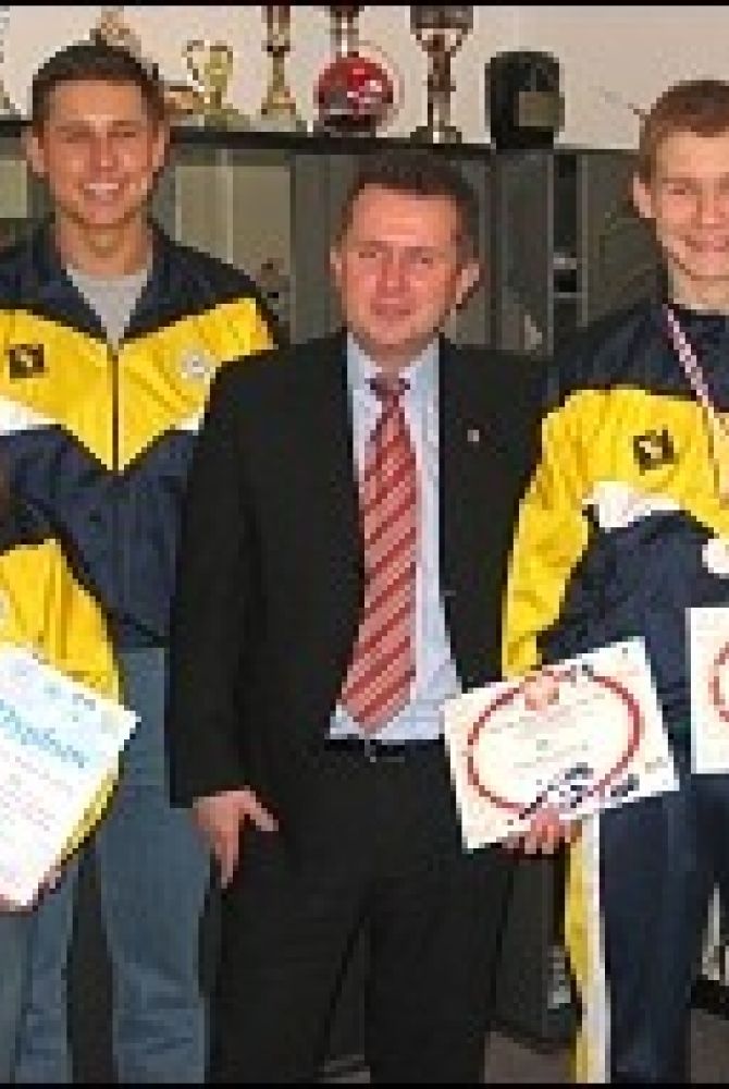 Prezydent Roman Smogorzewski oraz medaliści