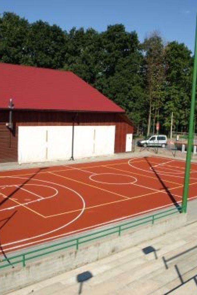 Nowe boisko wielofunkcyjne do piłki siatkowej i koszykówki.